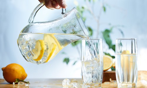 CityGames Düsseldorf Schüler Tour: Kaltes klares Wasser mit Zitrone für Schüler CityGames Düsseldorf: Kaltes klares Wasser mit einem Spritzer Zitrone für die Schüler Tour Gruppe